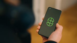 Spotter_houdt_telefoon_in_hand_voor_het_maken_van_foto